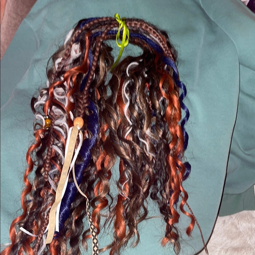 Curly synthetic dread extensions. New/never worn. 20 DE.